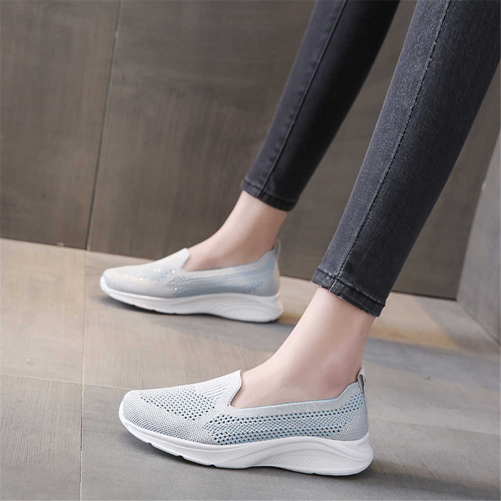 Street Fashion Model - รองเท้าผ้าใบแบบไม่มีเชือกผูก พื้นเรียบ สำหรับทุกเพศ สีแดง รองเท้ากอล์ฟ รองเท้าผู้หญิง