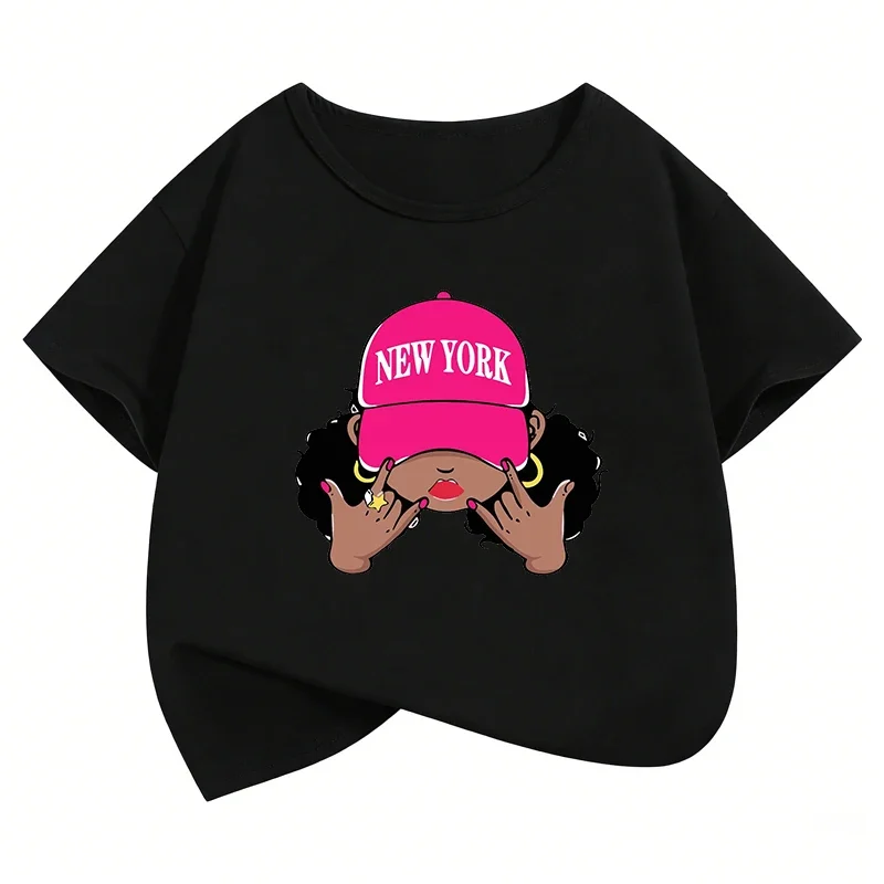Street Style New York Fashion - เสื้อยืดพิมพ์ลายการ์ตูนสาวผมหยิกหมวกสีชมพูสไตล์นิวยอร์ก แขนสั้น แฟชั่นฮิปฮอป ทันสมัย ใส่ได้ทั้งเด็กชายและเด็กหญิง สไตล์ลำลองแนวสตรีท