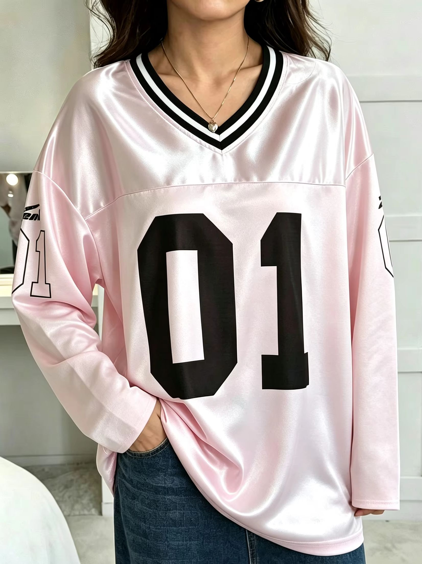 Street Fashion Women - เสื้อยืดแขนยาวผู้ชายผู้หญิงสไตล์วินเทจ ทรงโอเวอร์ไซส์ พิมพ์ลายเลข 01 คอวี แฟชั่นสปอร์ต