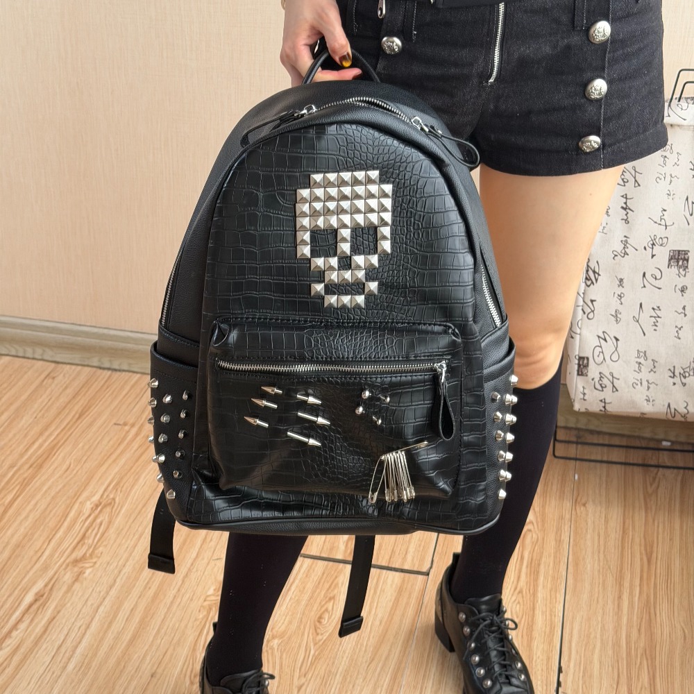 Street Fashion Women - กระเป๋าเป้สะพายหลังลายหนังจระเข้สีดำแบบดั้งเดิม ประดับหมุดรูปหัวกะโหลก แฟชั่นสตรีท สำหรับใส่คอมพิวเตอร์ เหมาะสำหรับผู้ชายและผู้หญิง