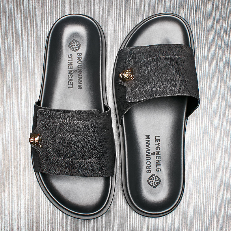 Street Fashion Style Male - 2025 ใหม่ของแท้หนังรองเท้าแตะโลหะตกแต่งลื่น Flip-Flop รองเท้าแตะสําหรับชายแฟชั่น Casual ฤดูร้อนสีดํารองเท้าชาย